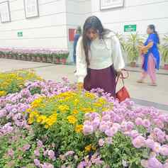Just a girl who loves flowers
#viral
#trending
#explorepage