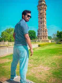 हम जैसा बनने की कोशिश छोड़ दो,😏
शेर पैदा होते हैं, बनाए नही