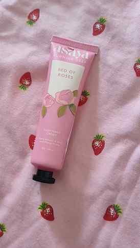 asaya
Bed Of Roses 🌹 🌹
Lush Hand Cream
(Alpha Arbutin