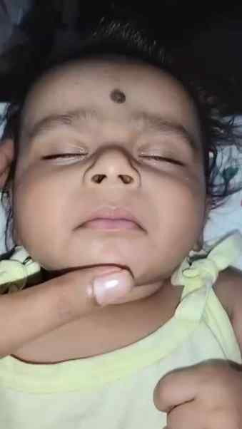 My baby got her first teeth at the age of 4month ...Her firs