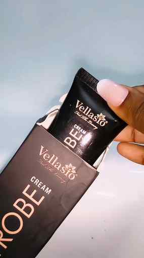 The Vellasio Strobe Cream – Blush Pink gives my skin a soft,