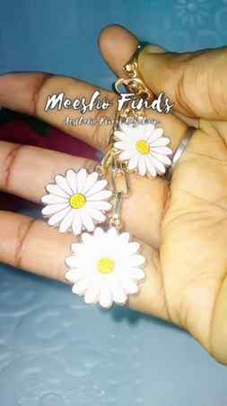 Aesthetic Floral Keychain 🌺 ✨

@meeshoapp 
@meeshocreatorcl
