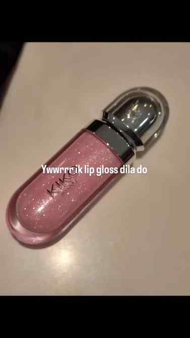 Yawwrr ek hi lipgloss ki to bt hai🤭.
.
.
.
.#engageandinspi