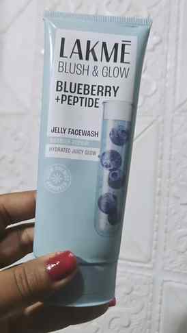 Best face wash of lakme 
.
.
.
#LehLah #myntra #lehlahcollab
