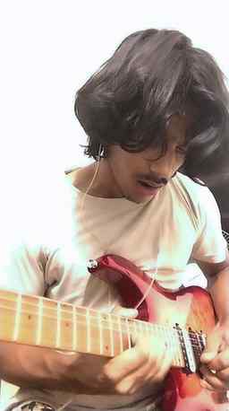 Say hi to the LOML 🌹😩
.
@sqoe.guitars @procraftindia @slas