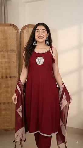 Wine red color ka ye beautiful Anarkali suit set festive aur