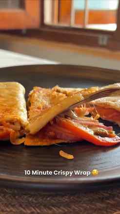 Crispy rice paper, fluffy omelette, melty cheese and veggies