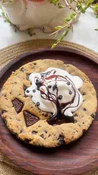 One bite turned into five 😭🍪🤎
Warm chocolate chip skillet