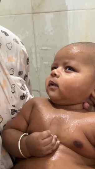Bath time 🤝 fight time 
.
.
.
.
.
.
.
.
.
.
#babylove #baby