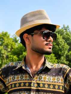 One frame. Multiple looks. 😎

Why carry multiple sunglasses