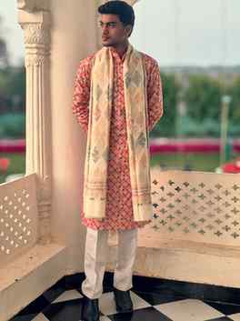 Tradition is the new trend 🔱
.
.
#ootd #explorepage #desiv