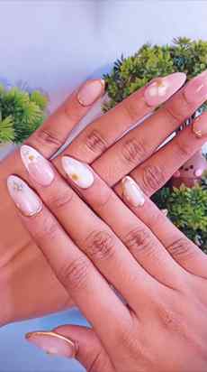 Billori vibe, desi heart. ❤️........

Nails created by: @nai