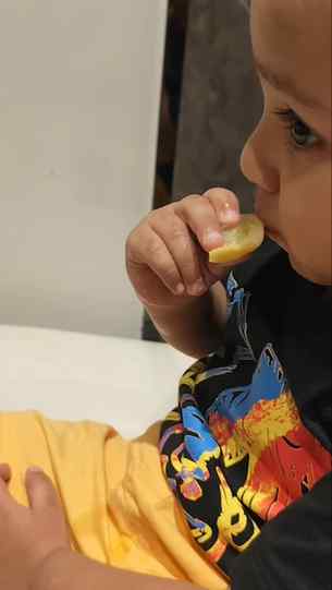 How my toddler stays busy while we eat at restaurant 😅
Tel