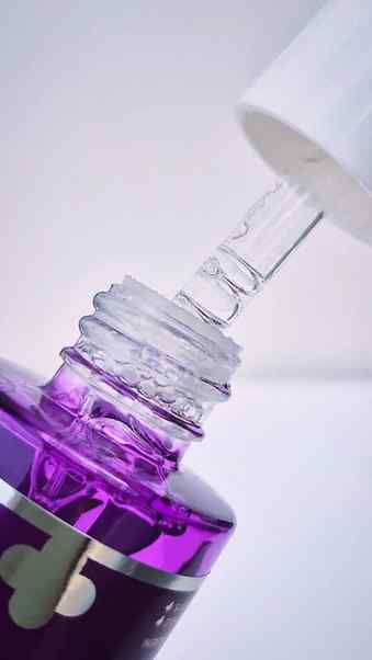 A dermatologist-designed serum powered by 10% Niacinamide an