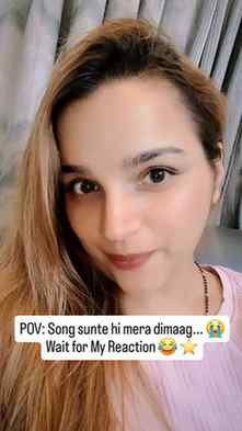 Main gaana enjoy kar rahi thi... phir ye line aa gayi. 😂😭
