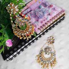 Chaand Baaliyan energy only 🌙✨
Kundan + pearls = Festival