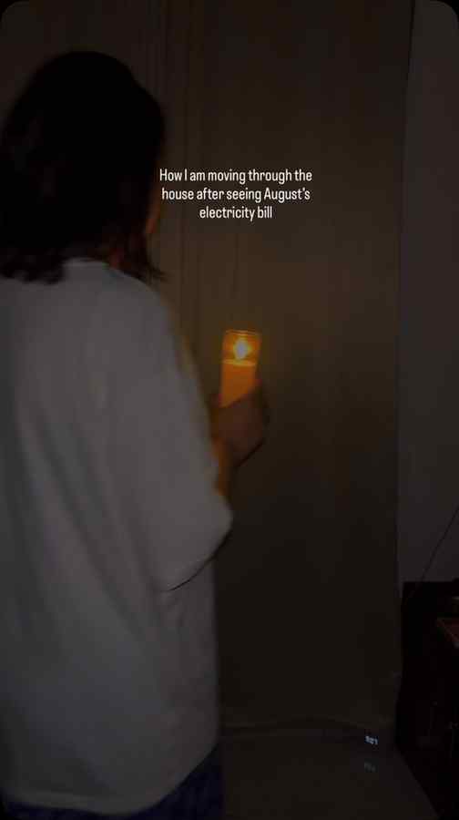 Please turn off all the lights….👻👻
.
#august #smallcreator