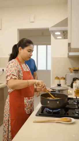 👩: "Bas isi wajah se kitchen mein roz ladai hoti hai!"#come