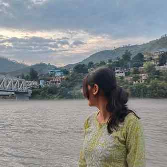 "कुछ जगहें सिर्फ़ देखी नहीं जातीं, महसूस की जाती हैं। शायद इ