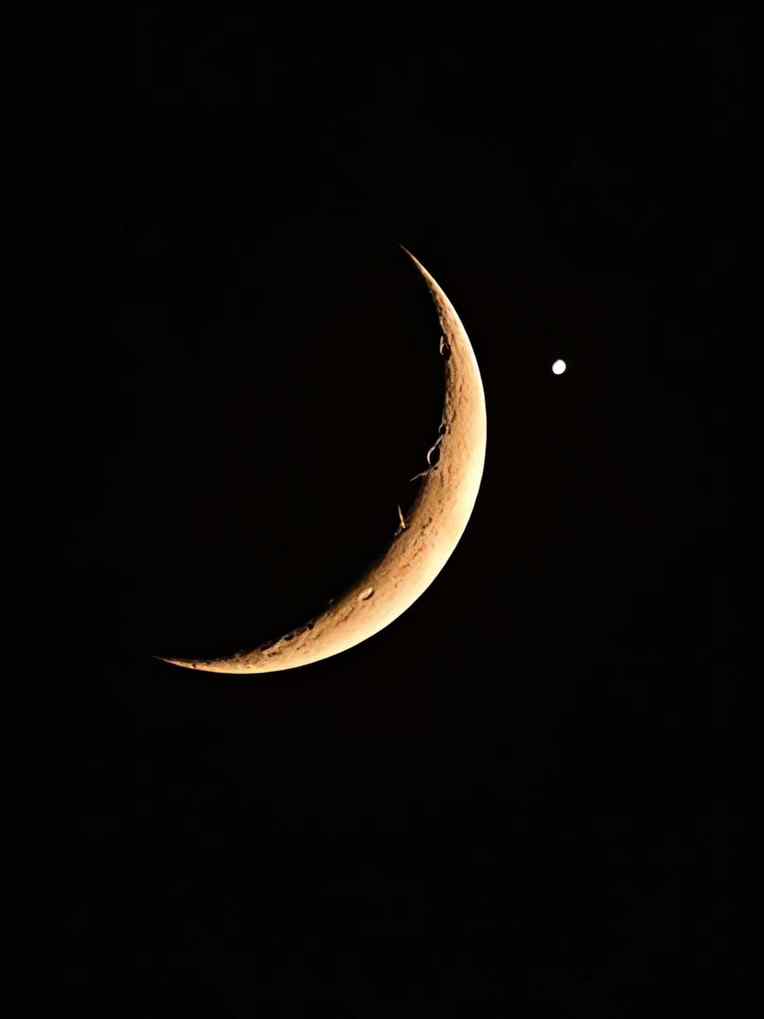 Moon & Venus in One Shot!

The Moon wasn't alone tonight... 