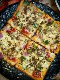 Overloaded cheeeesyy bread pizza 🍕 😋 
Made by @sayedfaiqua
