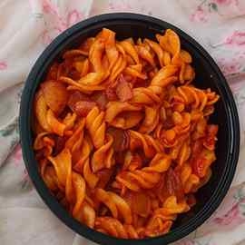 Red fusion pasta 😋 
Made by @sayedfaiqua 
...
..
#pastas 
#