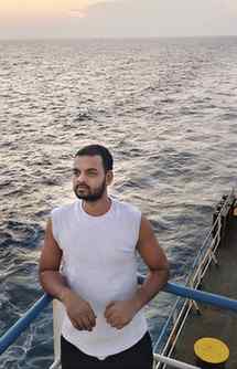 🌊🚢 समंदर की लहरों के बीच खड़ा अपने सपनों की दुनिया में… ❤️