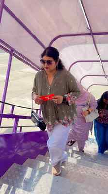 ✈️ आसमान की ऊँचाइयों में एक खूबसूरत सफर… ❤️
कुछ सफर मंज़िल स