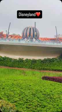 ✨ सपनों की दुनिया में एक खूबसूरत सफर… 🏰💫
Disneyland की याद