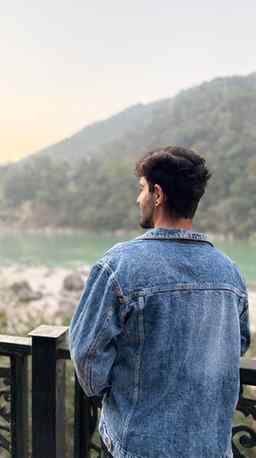 Not chasing views—becoming one❤️🔥
.
.
.
.
.
.
#rishikesh_d