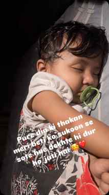 Saari thakan ke baad apni beti ko sukoon se sote hue dkhkr d