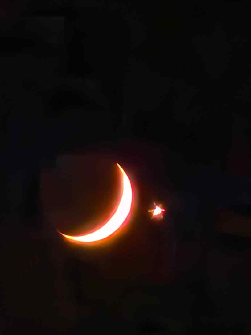 আজকের চাঁদ🌛 নতুন রূপে
চাঁদের পাশে যে অত্যন্ত উজ্জ্বল “তারা
