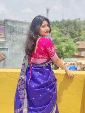 নীল আর গোলাপি কম্বিনেশন এর এই শাড়িতে -এ আমাকে কেমন লাগছে জা