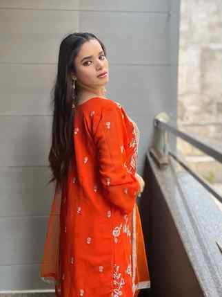 🧡 Soft elegance, loud presence ~ 

Meet MALAIKA ARORA FT SH