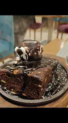 Happiness is a warm brownie😋✨
@essence.multicuisine 🫶🏼
#
