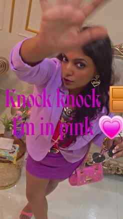 Rose partout 💗
Blazer rose. Jupe violette.
Mood: That girl 