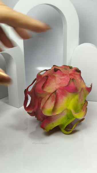 DRAGON FRUIT SUNSCREEN  from @dotandkey.skincare is a lightw