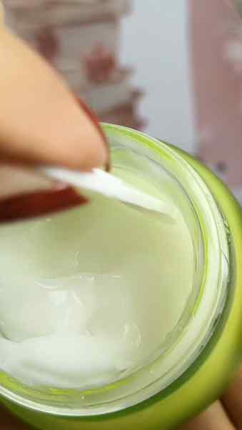 Dot & Key Cica + 5% Niacinamide Oil-Free Moisturizer is a li