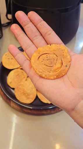 Diwali Special Cheesy Masala Mathri recipe #mathri #diwalire