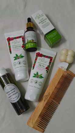 🌿Herbal Hair care routine💆🏻♀️
1. Section your hair an