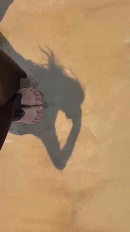 Please try again later 😭🌊🏖️
.
.
[Beach vibes,golden beach