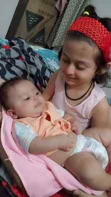 #sister #sisterbond #newbornphotography #tiredmom #motherdau
