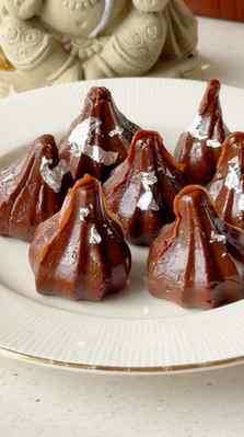 🍫 Chocolate Ganache-Filled Modak
Because modaks deserve a