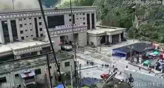 🚨 नेपाल के रसुवागढ़ी बॉर्डर इलाके में अचानक आई भीषण बाढ़, C