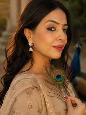 In my Radha era 🪷✨ — dreamy, divine & wrapped in Krishna’s