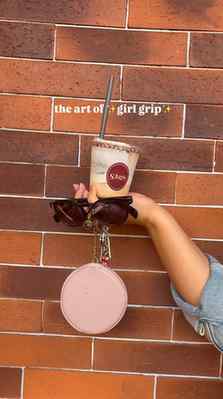 challenge a man to do this🫴
Girl grip is basically an art a