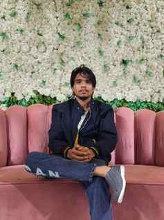 Baithak toh bas style dikhane ka ek zariya hai! 🛋️✨ Whether