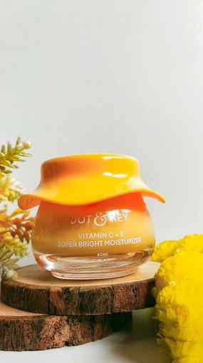 Grab yours now from @dotandkey.skincare 
.
It's best for oil