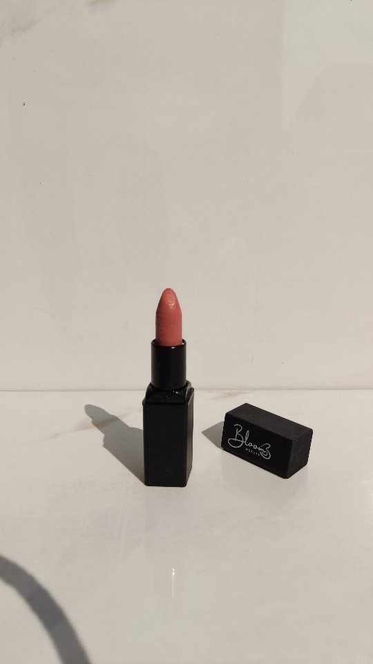 comment "link" for links
@thebloombeauty.in
.
.
#lipstick #
