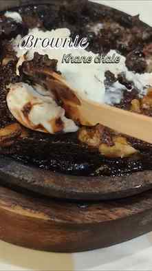 Sizzling brownie cravings satisfied! 🍫🍨✨
#SizzlingBrownie